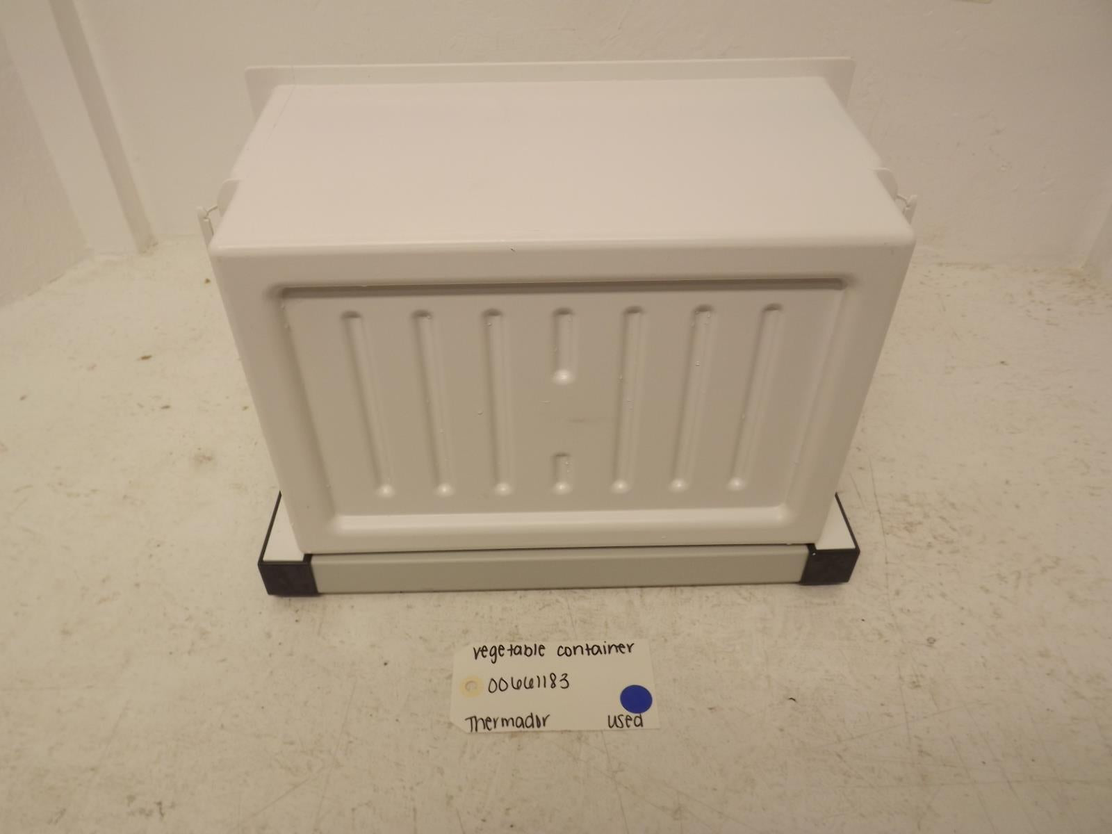 Thermador Refrigerator 00661183 Vegetable Container Used Thermador Refrigerator 00661183 Vegetable Container Used